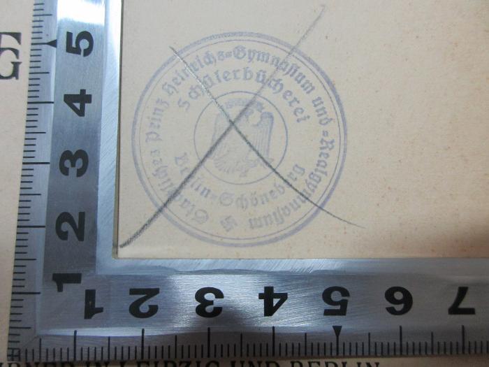 
1 K 7/1&lt;4&gt;-2,3 : Griechische und römische Kunst (1931);- (Staatliches Prinz-Heinrichs-Gymnasium mit Realgymnasium (Berlin). Schülerbücherei), Stempel: Name, Ortsangabe, Wappen, Emblem; 'Staatliches Prinz Heinrichs-Gymnasium und Realgymnasium Schülerbücherei
Berlin-Schöneberg'. 