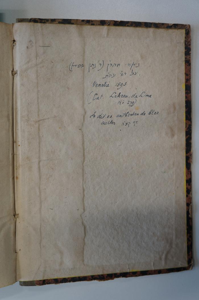 Asch1900 : ביאור מהר׳׳ן על רש׳׳י עה׳׳ת

 (1593);- (Shapira, Natan Nata ;de Lima, Moses Hartog ), Von Hand: Name, Notiz; 'ביאור מהר׳׳ן (ר׳ נתן שפירא
על רש׳׳י עה׳׳ת
Venetie 1593
(Cat. Lehren de Lima
n=279)
In dit ex. ontbreken de blzz.
achter
דף קע׳׳ו '. 