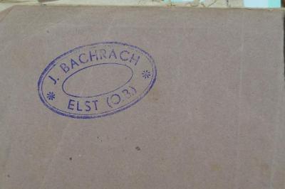 Asch1983 : ספר תורת אלוהים : חומש בראשית

 (1886);- (Bachrach, J.), Stempel: Name, Ortsangabe; 'J. Bachrach
Elst (O.B.)'. 