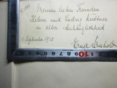 - (Arnhold, Erna;Kuttner, Ludwig;Kuttner, Helene), Von Hand: Autogramm, Name, Datum, Widmung; 'Meinen lieben Freunden
Helene und Ludwig Kuttner
in alter Anhänglichkeit
1. September 1925
Erna Arnhold'. ;10 L 252 : Goethes Berliner Beziehungen (1925)