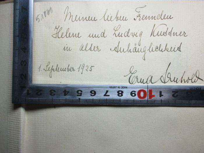 - (Arnhold, Erna;Kuttner, Ludwig;Kuttner, Helene), Von Hand: Autogramm, Name, Datum, Widmung; 'Meinen lieben Freunden
Helene und Ludwig Kuttner
in alter Anhänglichkeit
1. September 1925
Erna Arnhold'. ;10 L 252 : Goethes Berliner Beziehungen (1925)