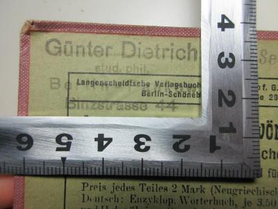 - (Dietrich, Günter), Stempel: Name, Ortsangabe; 'Günter Dietrich
stud. phil.
Berlin-Pankow
Binzstrasse 44'. ;1 N 71&lt;4&gt; : Langenscheidts Taschenwörterbuch der portugiesischen und deutschen Sprache : mit Angabe der Aussprache nach dem phonetischen System der Methode Toussaint-Langenscheidt = Langenscheidt Diccionário portátil das linguas portuguēsa e alemāo : Deutsch-Portugiesisch (1911)