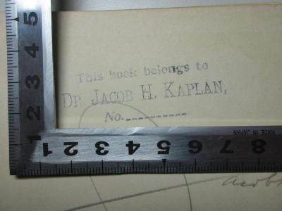 1 P 13 : The Union Haggadah : home Service for the Passover Eve (1908);- (Kaplan, Jacob H.), Stempel: Name, Notiz, Nummer; 'This book belongs to
Dr. Jacob H. Kaplan
No.'. 