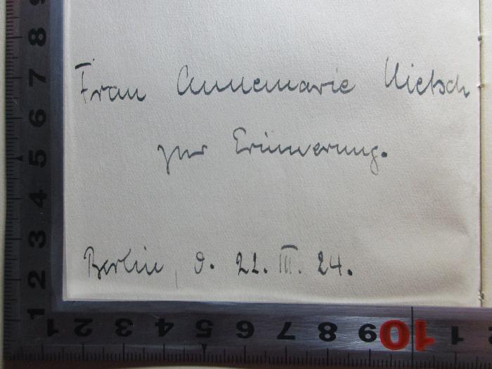 1 P 182 : Loblieder (1923);-, Von Hand: Name, Ortsangabe, Datum, Widmung; 'Frau Annemarie Kietsch
zur Erinnerung.
Berlin, d. 22.III.24.'