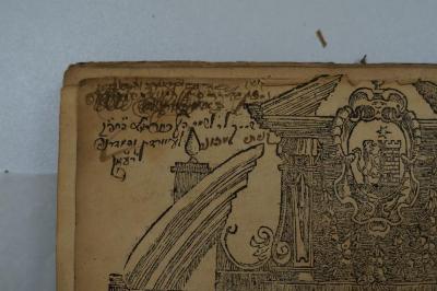 Asch7012 : ספר שאלות ותשובת שבות יעקב ([1709]);- (unbekannt), Durchgestrichen: Name; '[...]'. ;- (Leṿerdin, Hets Katriʾel ), Von Hand: Autogramm, Widmung; 'שייך לח לשמר הץ כתריאל החפ׳׳ק
לעוורדין והמדרנה
רעמק

 '. 
