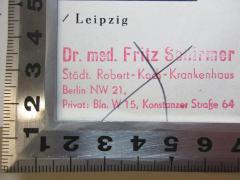 - (Schirmer, Fritz), Stempel: Name, Ortsangabe; 'Dr. med. Fritz Schirmer
Städt. Robert-Koch-Krankenhaus
Berlin NW 21,
Privat: Bln. W 15, Konstanzer Straße 64'. 