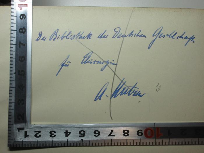 - (Bibliothek der Deutschen Gesellschaft für Chirurgie), Von Hand: Autogramm, Name, Widmung; 'Der Bibliothek der Deutschen Gesellschaft
für Chirurgie
A.[?]'. ;
10 R 31&lt;4&gt;-1 : Chirurgie des Kopfes (1913)