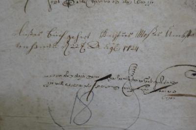Asch7016 : ספר שערי דורא תנקרא איסור והיתר  (1724);- (Umbstatt, Mosheh), Von Hand: Name, Ortsangabe, Widmung; 'Dieses Buch gehört Justus Moßes Umbstatt
von Hanau d 22ten Augt 1724'. 