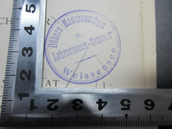 - (Höhere Mädchenschule und Lehrerinnen-Seminar Weissensee), Stempel: Name, Ortsangabe; 'Höhere Mädchenschule u. Lehrerinnen-Seminar Weissensee'. ;10 M 287 : The Chaucer canon : with a discussion of the works associated with the name of Geoffrey Chaucer (1900)