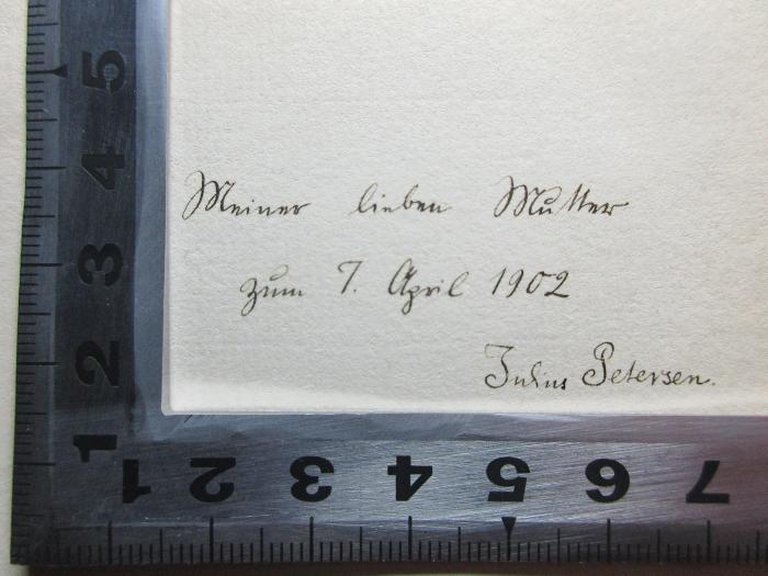 - (Petersen, Julius), Von Hand: Autogramm, Datum, Notiz; 'Meiner lieben Mutter 
zum 7. April 1902
Julius Petersen.'. ;10 X 229&lt;4&gt;-1 : Buch der Kindheit (1902)