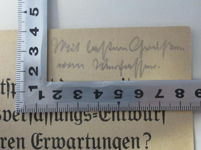 - (Gmelin, Hans ), Von Hand: Widmung; 'Mit besten Grüßen
vom Verfasser'. ;2 C 231 : Entspricht der zweite Reichsverfassungsentwurf unseren Erwartungen? (1919)