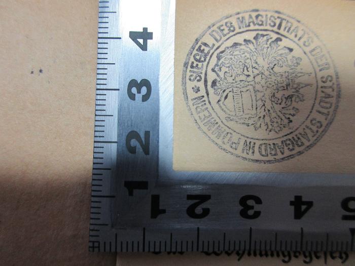 - (Magistrat der Stadt Stargrad in Pommern), Stempel: Name, Ortsangabe, Wappen; 'Siegel des Magistrats der Stadt Stargrad in Pommern'. ;88/45/1786(2) : Das Wohnungsgesetz vom 28. März 1918 und das Bürgschaftssicherungsgesetz vom 10. April 1918 : nebst Ausführungsbestimmungen und den ergänzenden Gesetzen: Baufluchtliniengesetz und Frankfurter Umlegungsgesetz (Lex Adickes) (1918)