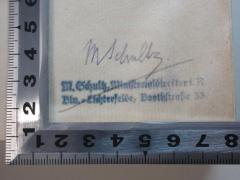 - (Schultz, M.), Stempel: Autogramm, Name, Ortsangabe; 'M. Schultz[handschriftlich]
M. Schultz, Ministerialdirector i. R.
Bln.-Lichterfelde, Boothstraße 33.'. 