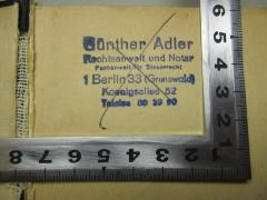 - (Adler, Günther), Stempel: Name, Ortsangabe; 'Günther Adler
Rechtsanwalt und Notar
Fachanwalt für Steuerrecht
1 Berlin 33 (Grunewald)
Koenigsallee 52
Telefon 8[?]'. 