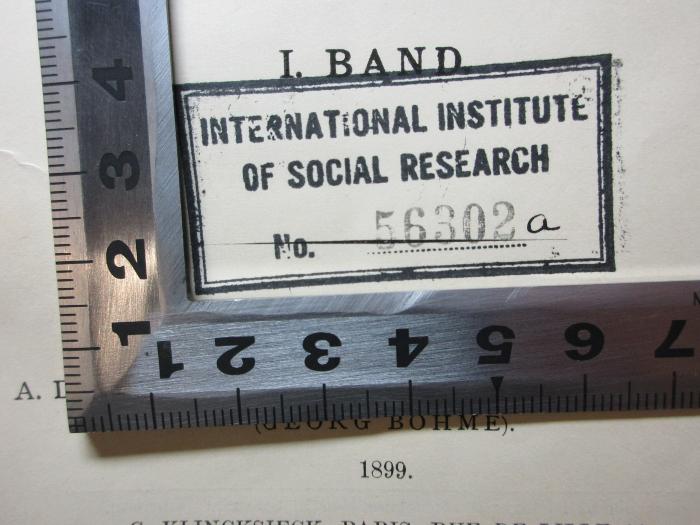 - (International Institute of Social Research), Stempel: Name, Exemplarnummer; 'International Institute 
of Social Research
No. 56302a'. ;2 C 351-1/2 : Deutsche und französische Verfassungsgeschichte vom 9. bis zum 14. Jahrhundert (1899)