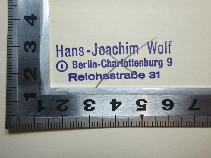 - (Wolf, Hans-Joachim), Stempel: Name, Ortsangabe; 'Hans-Joachim Wolf
1 Berlin-Charlottenburg 9
Reichsstraße 31'. ;11 F 187 : Geld und Geist : vom Wesen und Werden der amerikanischen Welt (1927)