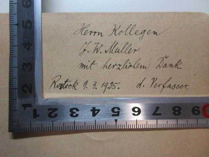 - (Brinckman, John), Von Hand: Ortsangabe, Name, Datum, Widmung; 'Herrn Kollegen
J. W. Muller[?]
mit herzlichem Dank
Rostock, 9.3.1925. d. Verfasser.'. ;15 L 39-1 : Vagel Grip (1924)