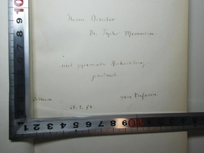 - (Mehlis, Christian;Mommsen, Tycho), Von Hand: Name, Ortsangabe, Datum, Widmung; 'Herrn Director
Dr. Tycho Mommsen
mit geziemter Hochachtung
gewidmet
[?]heim 21.1.78. vom Verfasser.'. ;16 B 221-1/2 : Die Grundidee des Hermes : vom Standpunkte der vergleichenden Mythologie (1875)