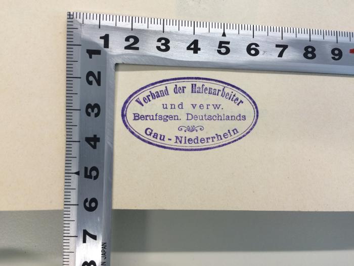 SA 993 a1 (ausgesondert) : Die Berufsvereine. Geschichtliche Entwicklung der Berufsorganisationen der Arbeitnehmer und Arbeitgeber aller Länder Deutschland I Einleitung - Organisation der Arbeitnehmer I (Öffentliche Beamte, Freie Berufe, Privatangestellte) (1908);- (Verband der Hafenarbeiter und verw. Berufsgen. Deutschlands Gau-Niederrhein), Stempel: Name, Ortsangabe; 'Verband der Hafenarbeiter und verw. Berufsgen. Deutschlands Gau-Niederrhein'. 