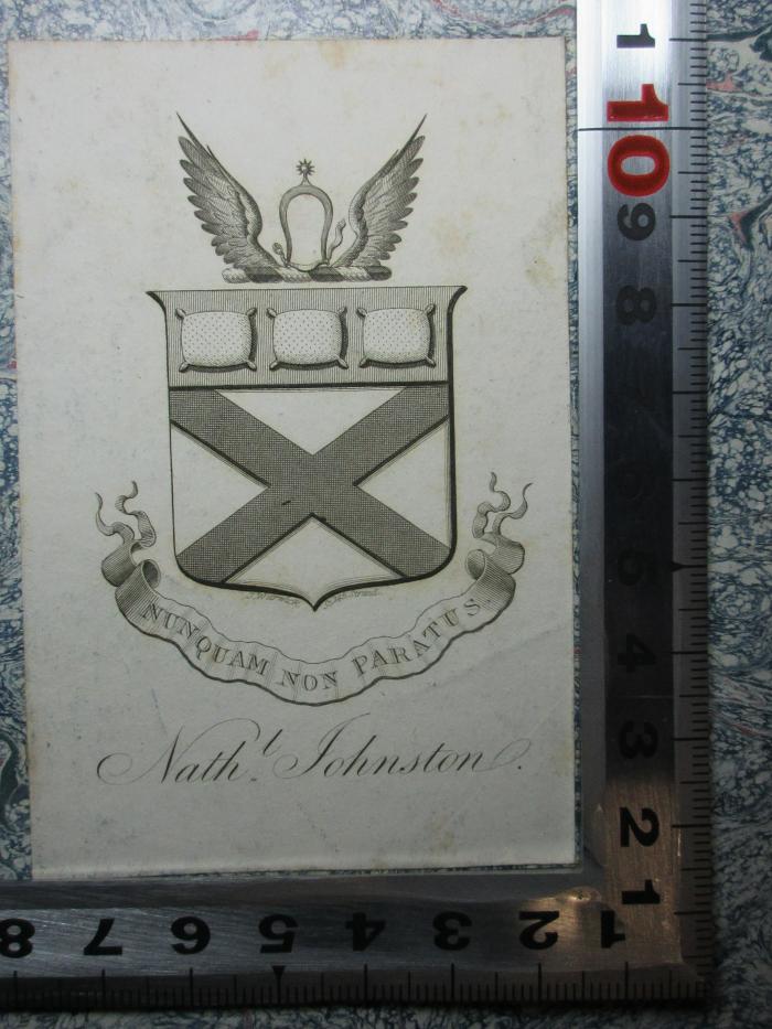 - (Johnston, Nath.), Etikett: Exlibris, Wappen, Name, Motto; 'Nunquam non paratus.
Nath. Johnston.'. ;11 N 130-1 : Voyage à l'Ile-de-France (1818)