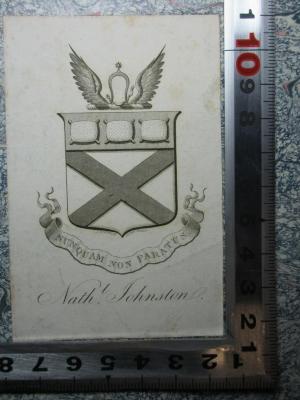 - (Johnston, Nath.), Etikett: Exlibris, Wappen, Name, Motto; 'Nunquam non paratus.
Nath. Johnston.'. ;11 N 130-1 : Voyage à l'Ile-de-France (1818)