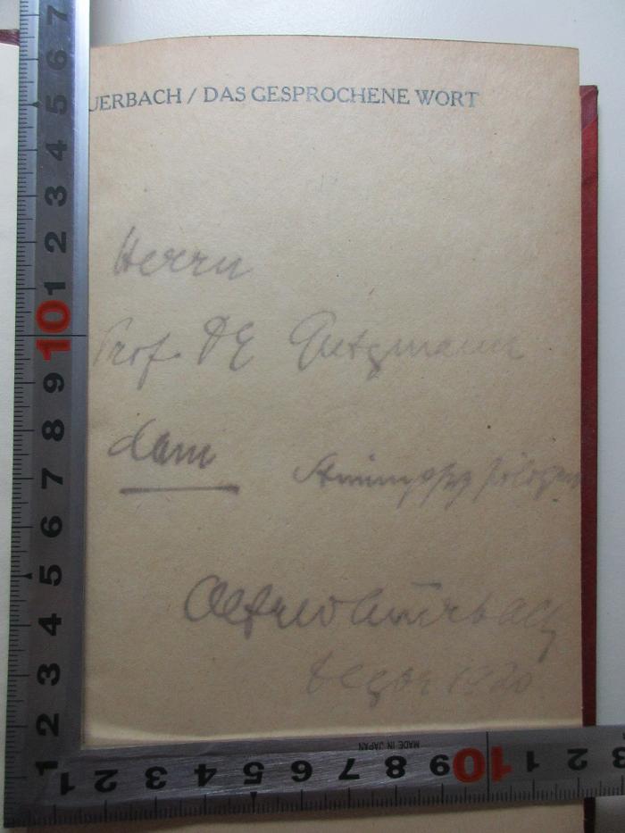- (Auerbach, Alfred), Von Hand: Name, Autogramm, Datum, Widmung; 'Herrn
Prof. [?]
[?]
Alfred Auerbach
[?] 1920'. ;17 L 470 : Das gesprochene Wort (1920)