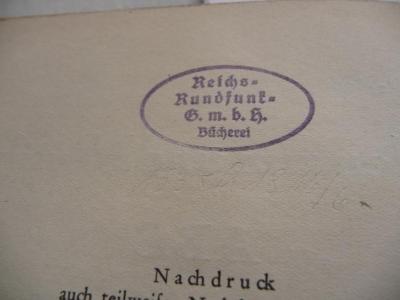 - (Bücherei der Reichs-Rundfunk-G.m.b.H.), Stempel: Name, Ortsangabe, Inventar-/ Zugangsnummer; 'Reichs-Rundfunk-G.m.b.H.
Bücherei
1985