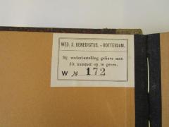 - (Benedictus, S. Wed.), Etikett: Buchbinder, Name, Ortsangabe, Nummer; 'Wed. S. Benedictus. - Rotterdam. Bij wederbestelling gelieve men dit nummer op te geven. W No [172]'. 