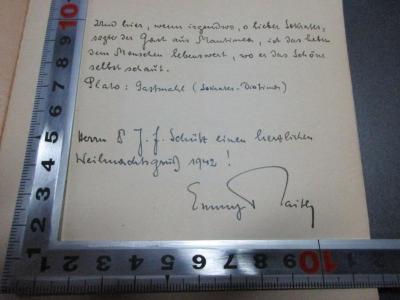 - (Schütz, Julius Franz), Von Hand: Motto, Name, Autogramm, Datum, Widmung; '[?], wenn irgendwo, o lieber Sokrates,
[...]
Plato: Gastmahl (Sokrates-Dio[?])

Hernn J. F. Schütz einen herzlichen
Weihnachtsgruß 1942!
Emmy [?]'. ;12 L 213 : R. M. Rilkes Duineser Elegien : Deutung der Dichtung (1937)