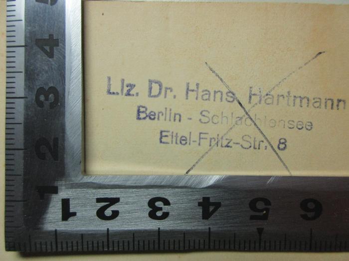 - (Hartmann, Hans), Stempel: Name, Ortsangabe; 'Liz. Dr. Hans Hartmann
Berlin-Schlachtensee
Eltel-Fritz-Str. 8'. ;12 H 134 : Matthias Grünewald im Wandel der deutschen Kunstanschauung (1927)