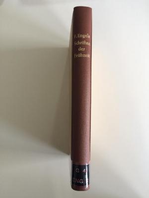 G 4 ENG 9 (ausgeschieden) : Friedrich Engels. Eine Biographie
Friedrich Engels Schriften der Frühzeit.
Aufsätze, Korrespondenzen, Briefe, Dichtungen aus den Jahren 1838 - 1844 nebst einigen Karikaturen und einem unbekannten Jugendbildnis des Verfassers (1920)