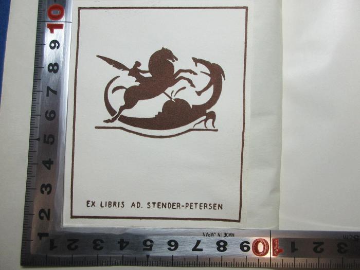 - (Stender-Petersen, Adolf), Etikett: Exlibris, Name, Abbildung; 'Ex libris Ad. Stender-Petersen'. ;13 L 306 : Der lebendige Heine im germanischen Norden (1935)