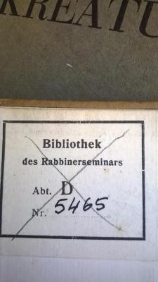  Die Kreatur
;- (Rabbinerseminar zu Berlin), Stempel: Inventar-/ Zugangsnummer; 'Bibliothek des Rabbinerseminars
Abteilung D
Nr. 5465'.  (Prototyp);- (unbekannt), Durchgestrichen: Besitzwechsel; 'Bibliothek des Rabbinerseminars
Abt. D
Nr. 5465'. 