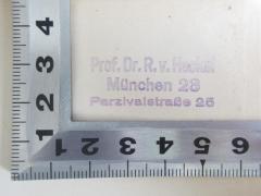 - (Heckel, R. v.), Stempel: Name, Berufsangabe/Titel/Branche, Ortsangabe; 'Prof. Dr. R. v. Heckel
München 28
Parzivalstraße 25'. 