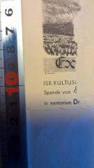 - (Israelitische Kultusgemeinde Troppau), Etikett: Exlibris; 'Ex
ISR. KULTUS
Spende von
in memoriam D

'. 