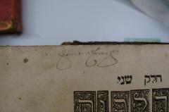 - (Gemeinde Iśraʾel Ḥayim Be[...]ts), Von Hand: Autogramm; 'ה׳׳ק ישראל חיים בי[..]ץ '. 