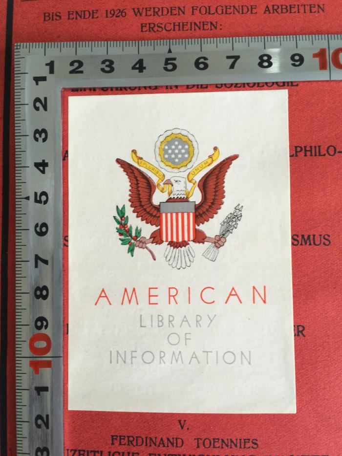 M 70 May (ausgeschieden) : Der typische Verlauf sozialer Bewegungen (1925);- (US Information Center Stuttgart), Etikett: Emblem, Name; 'American Library of information'. 