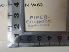 - (Piper), Stempel: Name, Ortsangabe; 'Piper
Stralsund
Beckers Park 1'. 