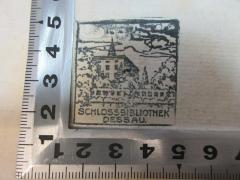 - (Schlossbibliothek Dessau), Stempel: Name, Ortsangabe, Abbildung; 'Schlossbibliothek Dessau'. 