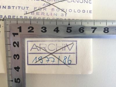 C / MAR 9 (ausgeschieden) : Der Schuldenstand der deutschen Städte über 25000 Einwohner am Jahresende 1926 (1927);- (Archiv Stadt- und Regionalplanung am Institut für Soziologie;Stadtrat der Landeshauptstadt Aachen), Stempel: Name, Inventar-/ Zugangsnummer; 'Archiv 1977 / 86'. 