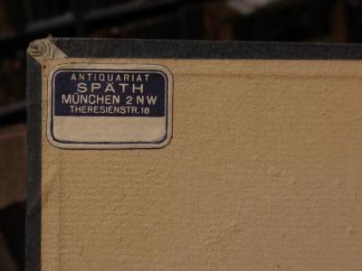 Ct 605 2: Chronik des edlen En Ramon Munkaner (1842);- (Antiquariat Späth), Etikett: Buchhändler, Name, Ortsangabe; 'Antiquariat Späth München 2 NW Theresienstr. 18'. 