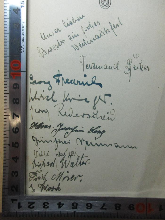 -, Von Hand: Autogramm, Datum, Widmung; 'Unser lieben
Schwester ein frohes
Weihnachtsfest
Ferdinand [?]

Georg [?]
Ulrich Krieger
Georg [?]schein
Hans-Joachim Lenz
Günther Neumann
Willi [?]
Richard Walter
Fritz Möser
E. [?]';14 L 311&lt;7&gt; : Gedankengut aus meinen Wanderjahren (1913)