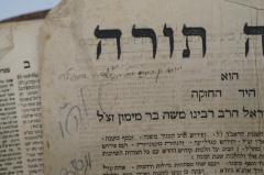 - ([...], Yeḥziʾel Ben Belunos[?] Rafaʾel), Von Hand: Name; '[...]יחזאל בן בלונוס כ׳׳ה רפאל '. 