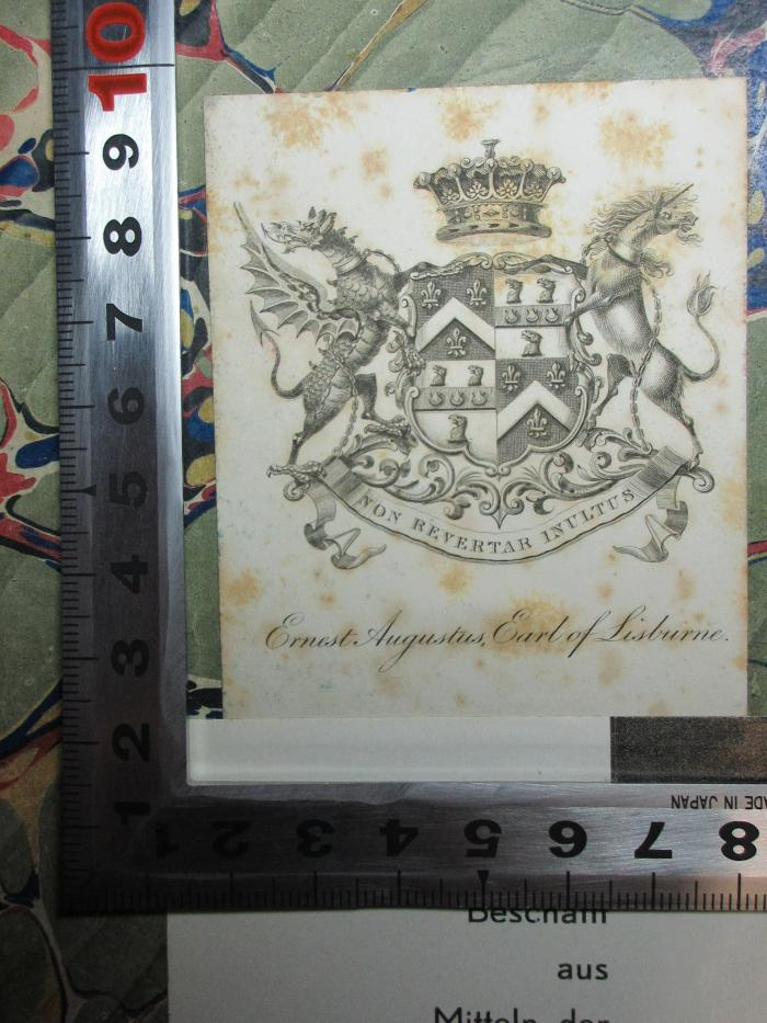 - (Ernest Augustus, Earl of Lisburne), Etikett: Exlibris, Wappen, Motto, Name; 'Non revertar insultus
Ernest Augustus, Earl of Lisburne'. ;14 M 108-1 : The works of the late right honourable Richard Brinsley Sheridan : in two volumes (1821)