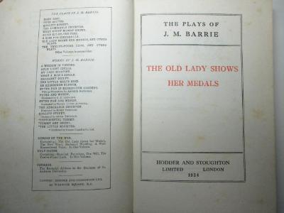 14 M 214 : The old lady shows her medals (1924)