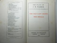 14 M 214 : The old lady shows her medals (1924)