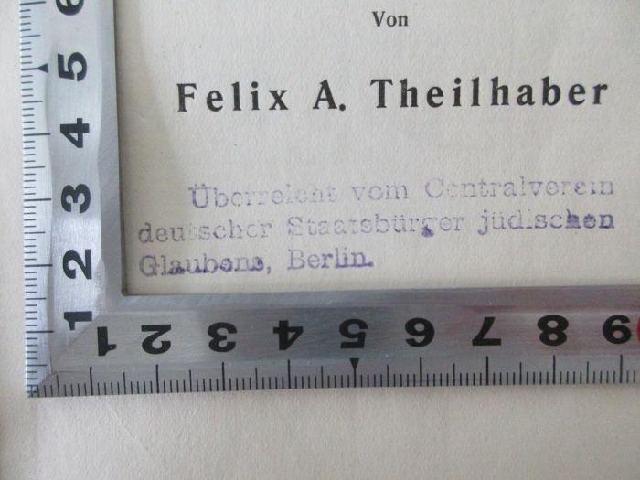 14 P 18 : Die Juden im Weltkriege : mit besonderer Berücksichtigung der Verhältnisse für Deutschland (1916);- (Central-Verein Deutscher Staatsbürger Jüdischen Glaubens), Stempel: Name, Besitzwechsel; 'Überreicht vom Centralverein 
deutscher Staatsbürger jüdischen 
Glaubens, Berlin.'. 