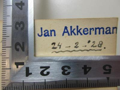 - (Akkerman, Jan), Stempel: Name, Datum; 'Jan Akkerman
24-2-*28 .[handschriftlich]'. ;15 C 467 : Die altfriesische Gerichtsverfassung : mit sprachwissenschaftlichen Beiträgen (1894)