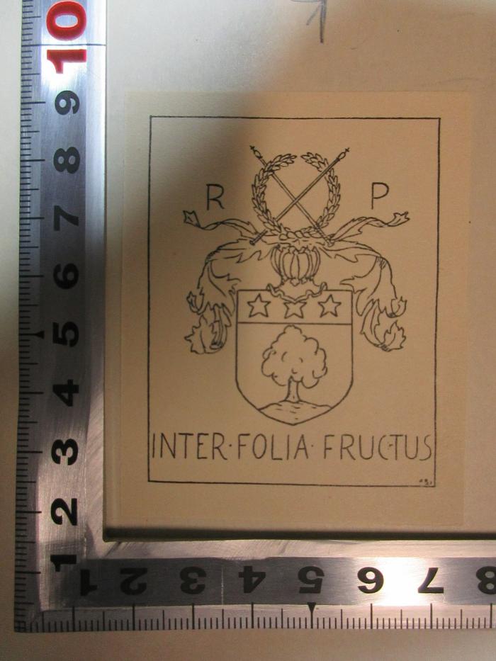- (Pipping, Rolf), Etikett: Exlibris, Initiale, Wappen, Motto; 'R P
Inter.Folia.Fructus [lat.: (Zwischen den Blättern [hängen] die Früchte.]'. ;1 L 5/1&lt;3&gt;-4 : Geschichte der nordischen Sprachen : besonders in altnordischer Zeit (1913)