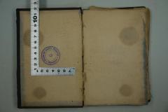- (Chewras Mattir Assurim), Stempel: Zeichen, Ortsangabe, Name, Annotation; 'Chewras Mattir Assurim
Ruhleben'. 